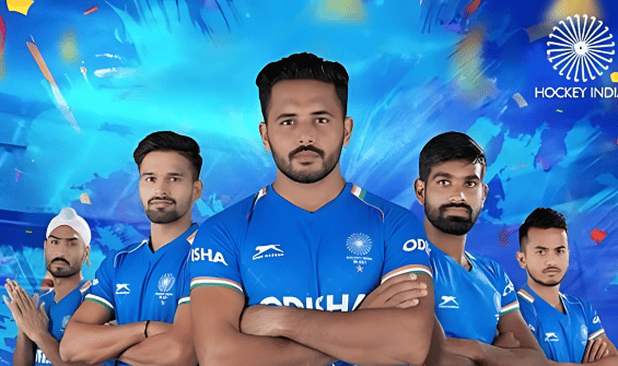 भारतीय पुरुष हॉकी टीम ने 5वीं एशियाई चैंपियंस ट्रॉफी जीती, चीन को 1-0 से हराया! भारतीय पुरुष हॉकी टीम ने 17 सितंबर 2024 को चीन के हलुनबीर में आयोजित एशियाई चैंपियंस ट्रॉफी 2024 में अपने शानदार प्रदर्शन के साथ अपने खिताब की रक्षा की। टीम ने फाइनल में मेज़बान चीन को 1-0 से हराकर अपनी 5वीं एशियाई चैंपियंस ट्रॉफी जीत ली। खेल का रोमांचक पल 51वें मिनट में, भारतीय डिफेंडर जुगराज सिंह ने एक दुर्लभ फील्ड गोल कर टीम का स्कोर खोला। यह गोल भारतीय टीम के लिए निर्णायक साबित हुआ, जिसने उन्हें फाइनल में जीत दिलाई। हॉकी इंडिया ने इस सफलता की पुष्टि करते हुए ट्वीट किया, “बधाई हो भारतीय पुरुष हॉकी टीम को उनके रिकॉर्ड-ब्रेकिंग 5वीं एशियाई चैंपियंस ट्रॉफी खिताब पर! 🏆🏑” ऐतिहासिक जीत इस जीत के साथ, भारत ने 2023 में जीती गई अपनी ट्रॉफी को बरकरार रखा है और एशियाई चैंपियंस ट्रॉफी के इतिहास में सबसे सफल टीम के रूप में अपनी स्थिति को मजबूत किया है। इस उपलब्धि ने 2016-2018 के स्वर्णिम दौर को भी याद दिलाया, जब भारतीय टीम ने लगातार खिताब जीते थे। सेमीफाइनल की रोमांचक झलक सेमीफाइनल में, भारतीय टीम ने कोरिया को 4-1 से हराकर फाइनल में जगह बनाई। इस मैच में, उत्तम सिंह ने 13वें मिनट में एक गोल किया, जबकि कप्तान हरमनप्रीत सिंह ने 19वें और 45वें मिनट में दो गोल दागे। जर्मनप्रीत सिंह ने 32वें मिनट में एक और गोल किया, जिससे टीम की जीत सुनिश्चित हुई। लीग स्टेज में शानदार प्रदर्शन लीग स्टेज में, भारत ने अपने पुराने प्रतिद्वंदी पाकिस्तान को 2-1 से हराकर अपने समूह में शीर्ष स्थान पर रहते हुए नाबाद खत्म किया। कप्तान हरमनप्रीत सिंह ने 13वें और 19वें मिनट में गोल किए, जबकि पाकिस्तान के लिए अहमद नदीम ने 8वें मिनट में एकमात्र गोल किया। निष्कर्ष भारतीय पुरुष हॉकी टीम ने एक बार फिर अपने जादुई खेल का परिचय देते हुए देश को गर्वित किया है। इस जीत ने न केवल उनकी क्षमताओं को दर्शाया है, बल्कि एशियाई हॉकी में भारत की निरंतर उत्कृष्टता को भी साबित किया है।